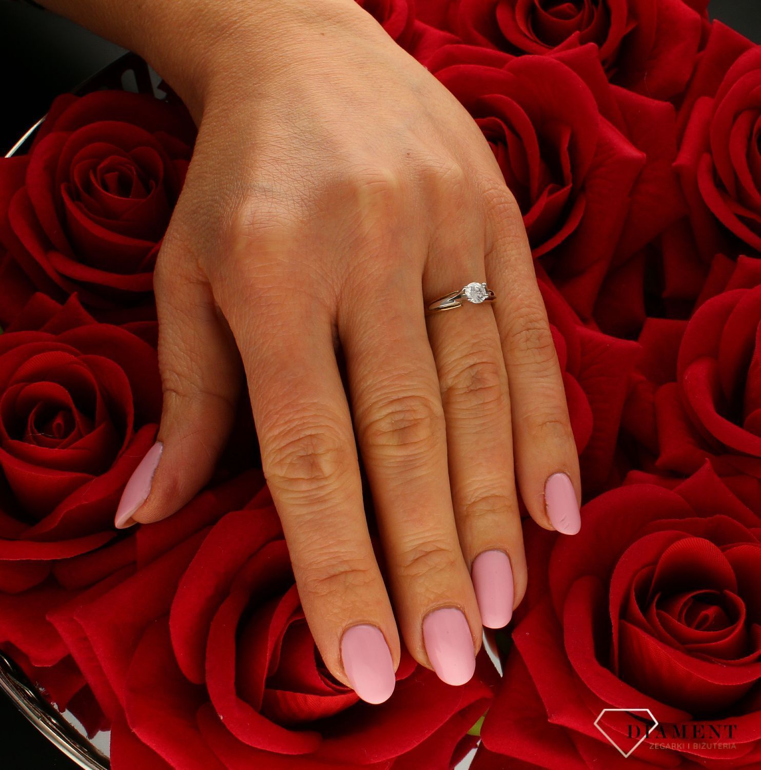 Złoty pierścionek damski 375 z wystającą cyrkonią zaręczynowy PI 1960A 375. Pierścionek został wykonany z najwyższej jakości złota próby 375 (2).jpg